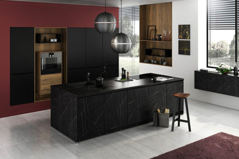 Grifflose Einbauküche aus der Q3-Linie in Schwarz, Schwarzgrau und Eiche Braun mit kontrastreichem Design, Carbonschwarzem Korpus und reduzierter Optik für moderne Wohnkonzepte.