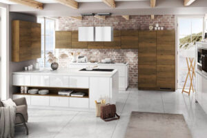 Moderne grifflose Einbauküche in Weiß mit braunen Eiche-Fronten aus der Q3-Linie, kombiniert mit weißer Arbeitsplatte und klarer Linienführung für ein elegantes Design mit viel Stauraum.