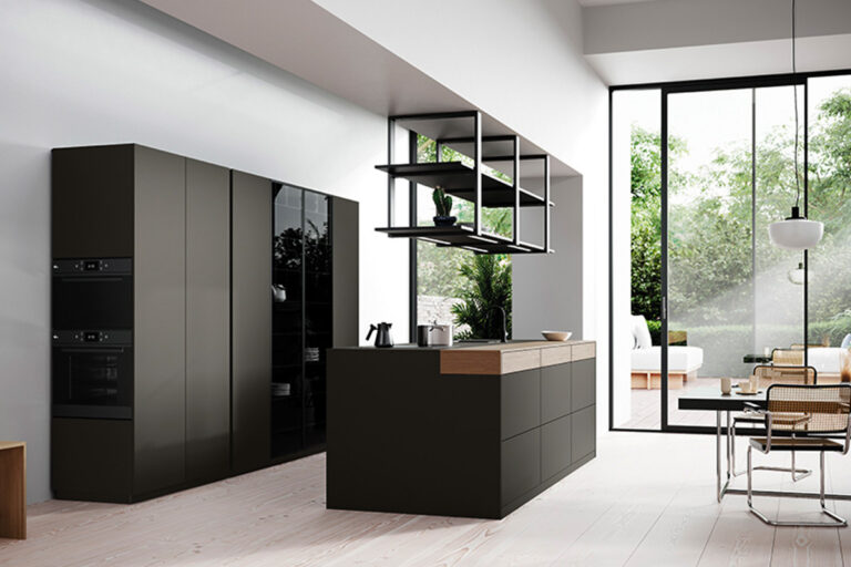 Moderne Küche mit grauer Kücheninsel, Holzfronten und schwebendem Metallregal im Industriedesign von Rotpunkt.