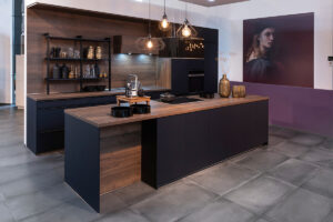 Schwarze Küche im Industrial Style mit Holzelementen und Arbeitsplatte