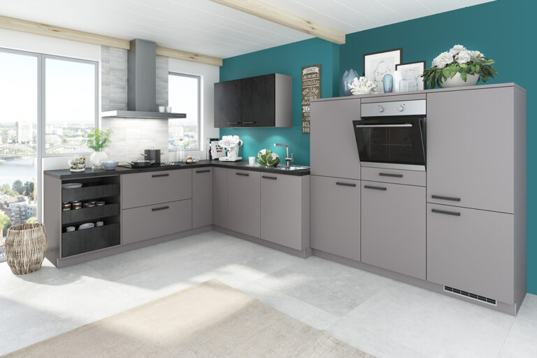 Moderne mattgraue Küche der Linie Q1 mit schwarzen Akzenten, klarer Linienführung und individuell planbarem Design – auch für Altbauten geeignet.