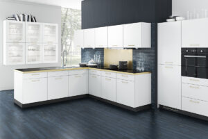 Burger Küche Modell Cindy White: Weiße, matte Slab-Fronten mit eleganten Goldgriffen und passender Arbeitsplatte mit Goldelementen – für ein modernes und edles Küchenambiente.