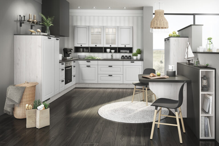 Klassische Landhausküche in Moonlight Grey Silky Matt mit anthrazitfarbener Arbeitsplatte für ein harmonisches und gemütliches Ambiente.