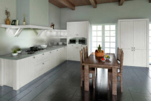 Weiße Landhausküche von Rotpunkt und Esstisch aus Holz