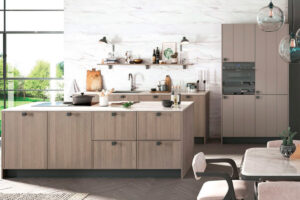 Landhausküche mit Holzfronten von Rotpunkt