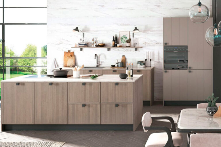 Landhausküche mit Holzfronten von Rotpunkt