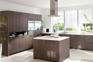Landhausküche mit Holzfronten und weißer Hochglanzarbeitsplatte von Rotpunkt