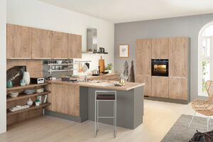Moderne helle Einbauküche mit Holz-Fronten und grauen Details.