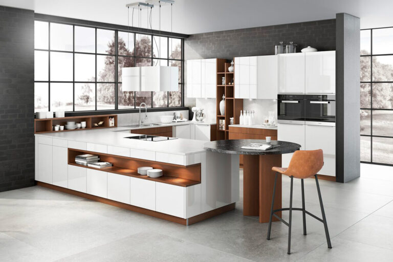 Moderne Küche mit weißen Fronten, grifflosem Design, Holzakzenten und integrierten Elektrogeräten.