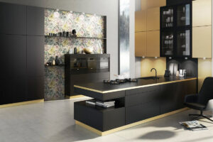 Schwarze Küche mit goldenen Akzenten, integrierten Elektrogeräten und modernen Griffen.
