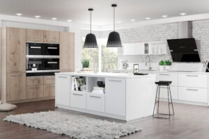 Weiße, moderne Küche mit Kochinsel, Holzschränken und integrierten Einbau-Elektrogeräten.
