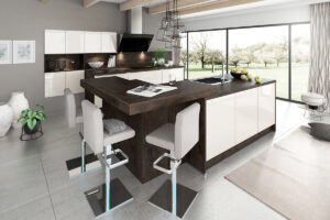 Küchenbeispiel der Linie Q1 mit Fronten aus Magnolia (ECO PG 2) und Eiche Tabak (ARTWOOD PG 2) in Kombination, modern gestaltet und hochwertig verarbeitet.