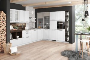 Landhausküche Modell Modena in Alpinweiß mit klassischen Rahmenfronten und traditionellen Designelementen.