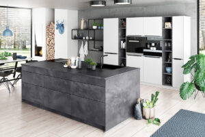 Artego Küche in Grau und Weiß mit teils grifflosem Design, dünner Arbeitsplatte und integrierten Einbaugeräten.