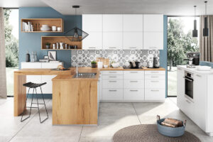 Moderne weiße Artego Küche mit integriertem Sitzelement und eleganter Holzarbeitsplatte. Die Kombination aus klaren Linien und warmen Holzakzenten schafft eine einladende und funktionale Atmosphäre.