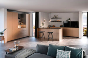 Moderne helle Küche von Rotpunkt Küchen mit Fronten in Metallnachbildung, die einen industriellen Charme vermitteln, kombiniert mit grifflosem Design und einer Kochinsel.