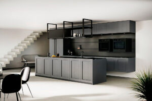 Moderne schwarze Küche mit Holzrahmenfronten, griffloser Comfort FL Lava Front und Memory FL Zero Lava. Hochschrank mit Stangengriff und elegante Cubes ergänzen das schlichte, elegante Design.