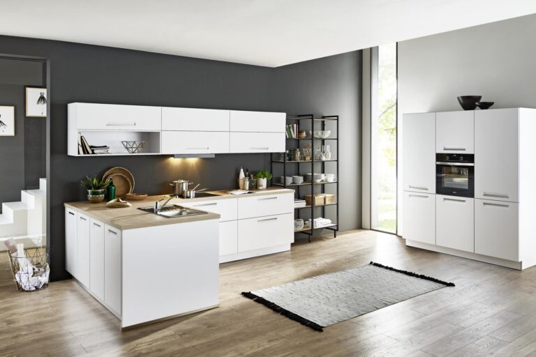 Küche INTEGRA mit keilförmiger Griffmulde in softmatten Farben Arcticweiß, Papyrusgrau und Quarzgrau, optional mit Griff in Schwarz oder Edelstahloptik.