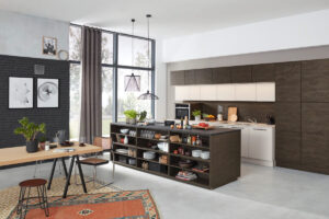Moderne Küche mit dunklen Holzfronten und seidenmattem Sahara-Finish – stilvolle Kombination aus Eleganz und Funktionalität für eine warme, einladende Atmosphäre.