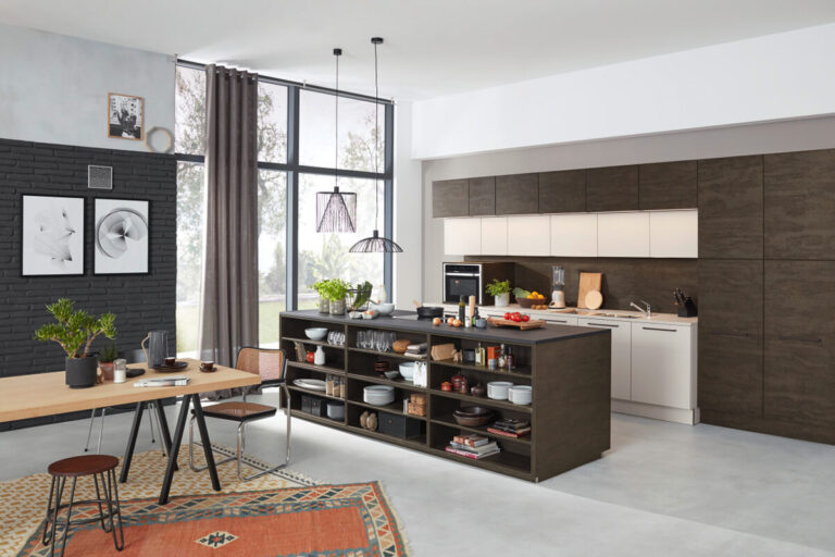 Moderne Küche mit dunklen Holzfronten und seidenmattem Sahara-Finish – stilvolle Kombination aus Eleganz und Funktionalität für eine warme, einladende Atmosphäre.