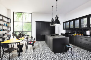 Schwarze Landhausküche mit klassischen Rahmenfronten und stilvollen Details für ein elegantes, zeitloses Ambiente.