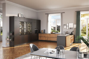 Offene Wohnküche im Industrial Style mit Rahmentüren, Seitenschränken in Arabica-Farbton, Holzoptikfront Abbey Split Oak und einer Insel mit offenen Regalen für einen wohnlichen Charakter.