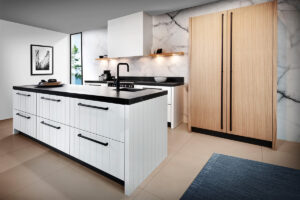 Weiße moderne Küche mit schwarzen Akzenten und widerstandsfähiger Noelith- und Dekton-Arbeitsplatte – pflegeleicht, hitzebeständig und langlebig.