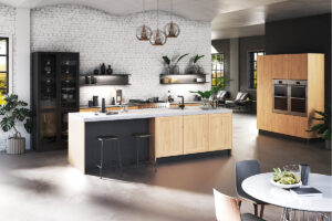 Rotpunkt Küche mit Holzfronten, integrierten Geräten und Kücheninsel mit Spüle, Oberfläche in heller Optik.