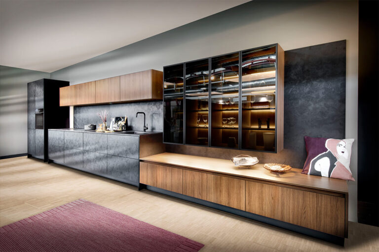 Moderne Rotpunkt-Küche „New Iron KQ“ in Black Steel mit Zerox City Brown Oak Holzfronten, integrierten Elektrogeräten und elegantem Design.