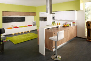 Moderne weiße Küche mit Holzdetails, die für Wärme und natürliche Atmosphäre sorgt.