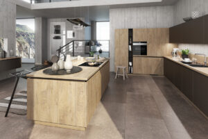 Zweifarbiges Küchendesign mit heller Holzoptik bei Kochinsel und Hochschränken, kombiniert mit dunkelbraunen, matten Unter- und Wandschränken für einen eleganten Kontrast.