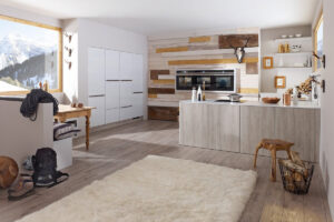 Moderne Küche mit Kombination aus hellen Holzfronten, weißen Hochglanz-Hochschränken und passender weißer Arbeitsplatte für ein elegantes, zeitgemäßes Design.