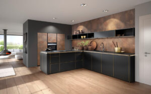 Moderne Einbauküche mit dunklen Lava-Fronten und Golddetails. Eine Kochinsel steht im Vordergrund, im Hintergrund matte Schränke und eine offene Arbeitsfläche.
