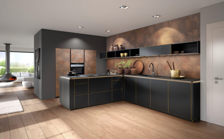 Moderne Einbauküche mit dunklen Lava-Fronten und Golddetails. Eine Kochinsel steht im Vordergrund, im Hintergrund matte Schränke und eine offene Arbeitsfläche.