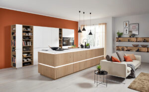 Küche mit Front TAVOLA in Eiche Pinot und mattem Weiß mit offenem Regal, Auszügen und erhöhtem Backofen.