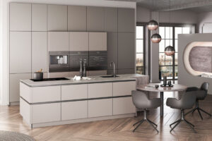 Moderne Einbauküche von artego in Taupe und Basalt – matte Fronten mit Holzdetails und integrierten Glasvitrinen